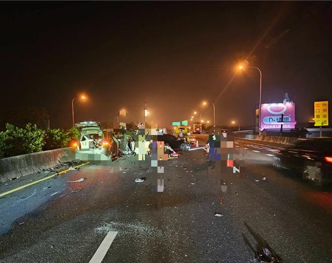 國道一號高速公路北上244.7公里雲林大埤路段附近昨晚（9日）8點多發生一起2車追撞事故，2名駕駛均下車察看，不料遭後方一輛自動駕駛的自小客車猛然撞上。（國道警察提供）