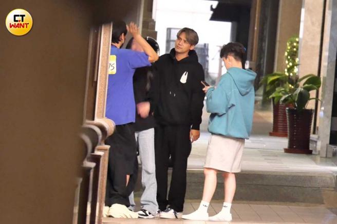 一旁的鄭元暢勸了半天不奏效，舉起手等了很久，最後巴了女生的頭。（圖／本刊攝影組）