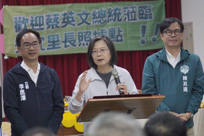 蔡英文总统（中）9日在高雄市参访长照据点致词时，现场国家级警报大响，蔡英文了解状况后表示「那个是卫星，不是飞弹，免烦恼」。（资料照,任义宇摄）