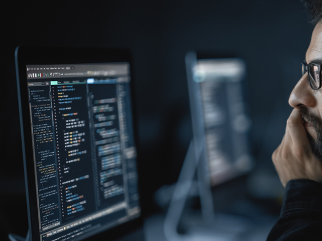 工程师年薪157万，竟被女友嫌少，引起讨论。（图／shutterstock）