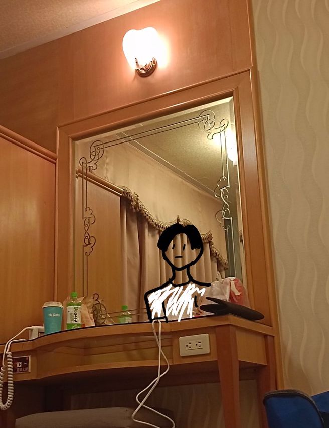 一名網友前往台南遊玩，深夜11點多在旅館休息時，她一抬頭卻猛然撞見面前的鏡子，竟出現一名臉色慘白的陌生男子。（圖 / 翻攝自臉書社團《陰陽眼悄悄話》）