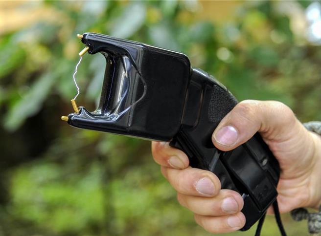 电击棒电击部属为乐，陆军少校遭记过撤职（示意图，达志影像）