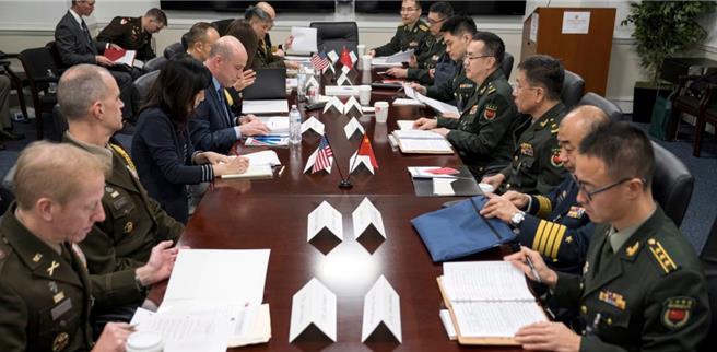 美国负责中国大陆、台湾与蒙古事务的副助理部长蔡斯与中方代表团在五角大楼举行年度美中防务政策协调会谈。（图／美国国防部）