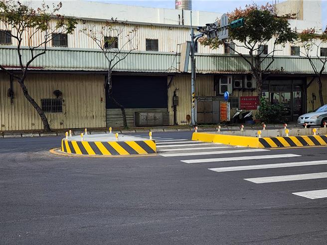 設置行人庇護島及檢討行人穿越線位置等行人友善設施。（捷運局提供／蔡依珍桃園傳真）