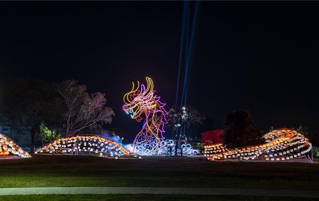 屏東縣民公園燈區-15公尺主燈「龍躍屏東」。(屏縣府提供)