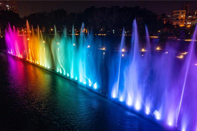 2024萬年燈區-水舞秀。(屏縣府提供)