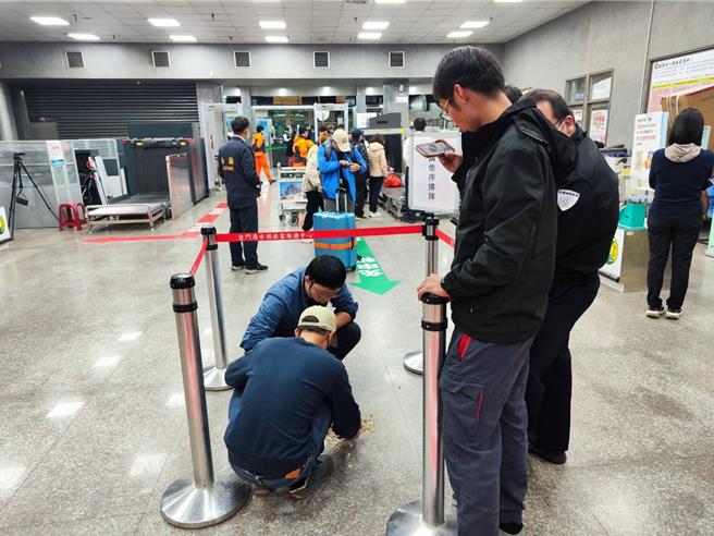 金门小三通水头港入境大厅昨（9）日惊传火警，末班船旅客通关后惊见地上插座狂冒白烟，疑似电线走火，当场吓坏逃窜，并赶紧通报海关人员。金门港务消防队水头分队接获通报后紧急出动前往现场抢救，所幸并未造成人员伤亡。（民眾提供）