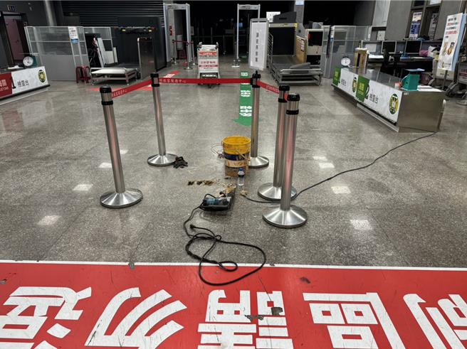 金门小三通水头港入境大厅昨（9）日惊传火警，末班船旅客通关后惊见地上插座狂冒白烟，疑似电线走火，当场吓坏逃窜，并赶紧通报海关人员。金门港务消防队水头分队接获通报后紧急出动前往现场抢救，所幸并未造成人员伤亡。（民眾提供）