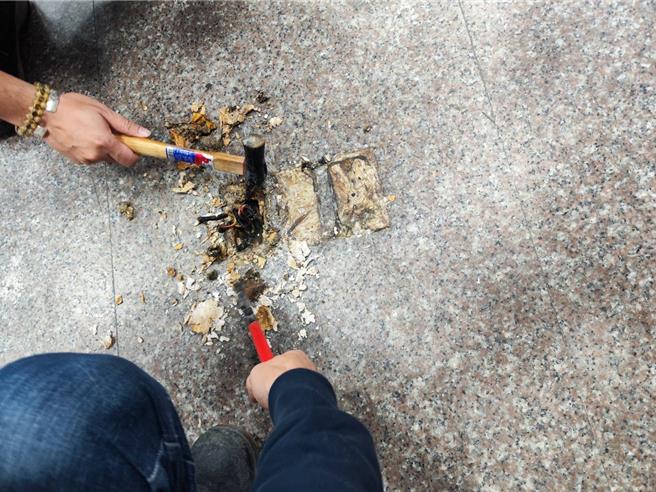 金门小三通水头港入境大厅昨（9）日惊传火警，末班船旅客通关后惊见地上插座狂冒白烟，疑似电线走火，当场吓坏逃窜，并赶紧通报海关人员。金门港务消防队水头分队接获通报后紧急出动前往现场抢救，所幸并未造成人员伤亡。（民眾提供）