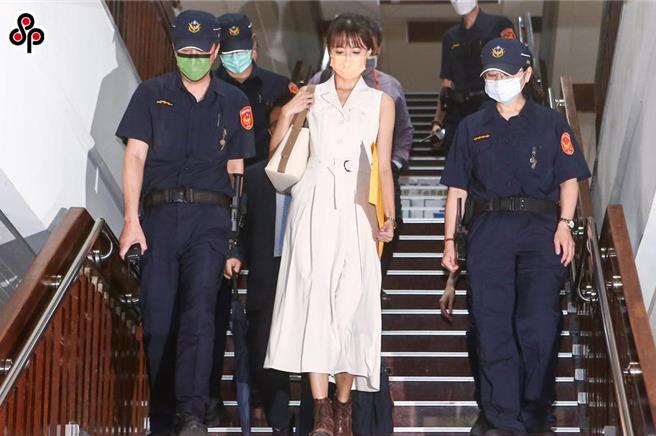 新竹市长高虹安担任立委期间，被控诈领助理加班费合计46万30元，台北地方法院传讯在侦查中不认罪的前公关主任、绰号「公卫文」、「水母」的王郁文（白衣者）（本报资料照片，邓博仁摄）