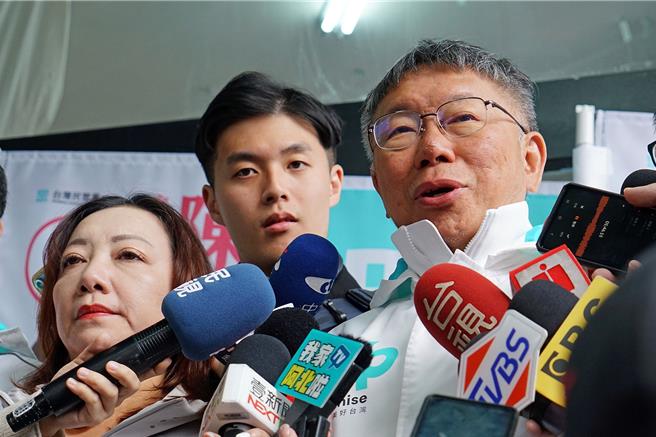 民眾党总统候选人柯文哲（右一）今天赴宜兰辅选，并回应昨天国防部发出国家级防空警报等问题。（李忠一摄）