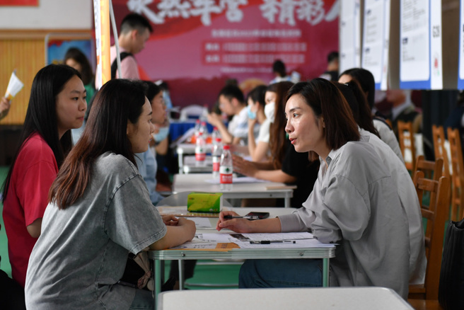 復旦大学学士毕业生直接就业不到2成，超7成继续念硕士。图为长沙举行的校园招聘活动。（资料照／新华社）