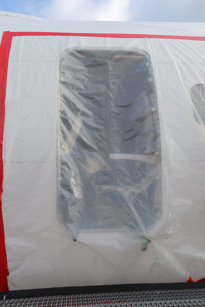 內嵌門脫落後的阿拉斯加航空（Alaska Airlines）編號1282客機外觀。（圖／路透社）