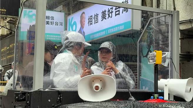 民眾党副总统候选人吴欣盈（左）10日上午赴基隆进行车队扫街，转头问身边助理：「这在哪里？」（张志康摄）