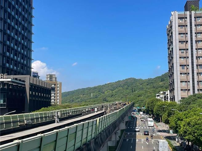 今日上午8时4分文湖线大湖公园站往内湖站方向，一部列车障碍物警讯作动站间停车，确认为鸽子碰触，列车自趋安全保护启动。（本报资料照片）