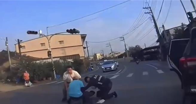 高雄市警方日前在大树区兴山路查获一辆可疑自小货车，盘查下发现车内2人均是泰籍逃逸移工，警方调查，驾驶沙男逃逸约1年半，2名移工辩称是要找朋友庆祝元旦，全案询后解送收容遣返。（高雄市警方提供／林雅惠传真）