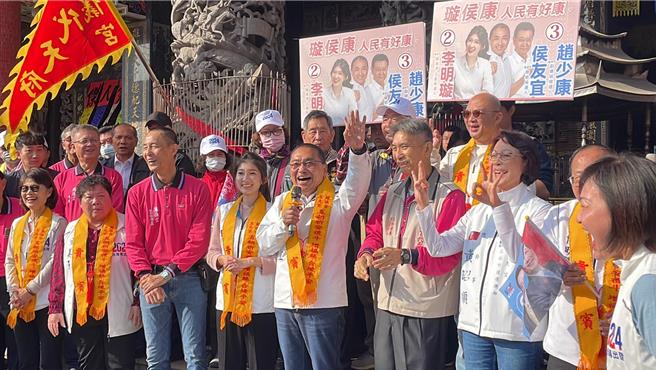 国民党总统候选人侯友宜到小港鳯仪宫参拜。（洪靖宜摄）