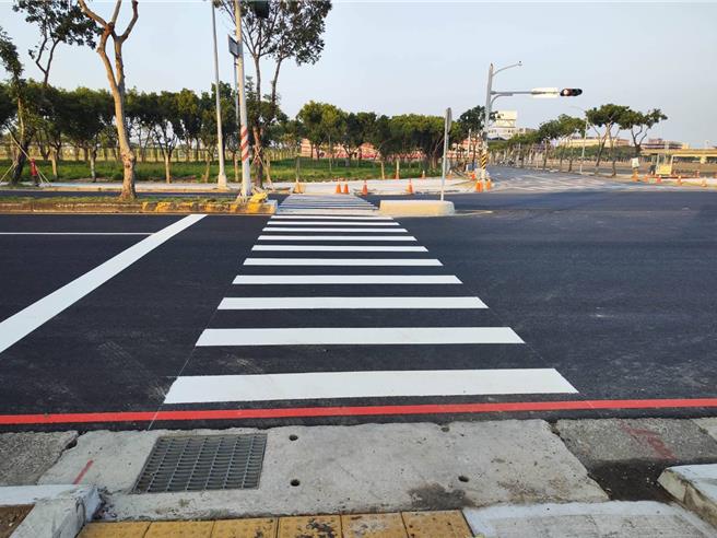 台湾灯会高铁灯区周边道路优化，道路变平整，让行人更好走好逛。（台南市工务局提供／曹婷婷台南传真）