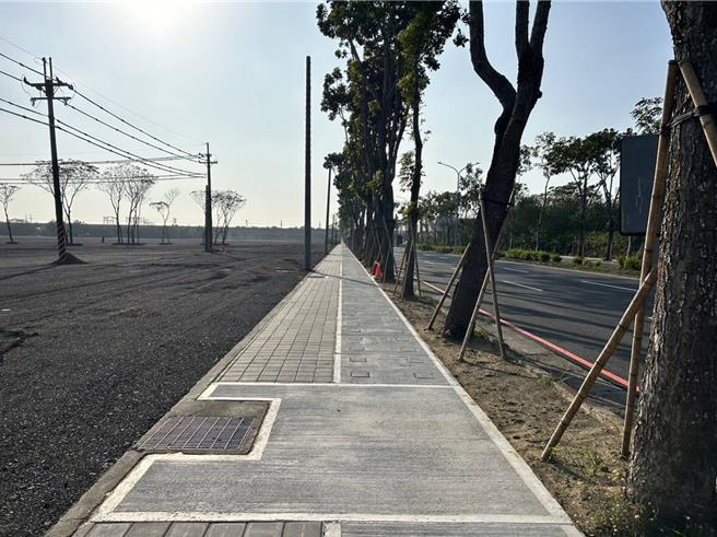 台湾灯会高铁灯区周边道路优化，道路变平整，让行人更好走好逛。（台南市工务局提供／曹婷婷台南传真）