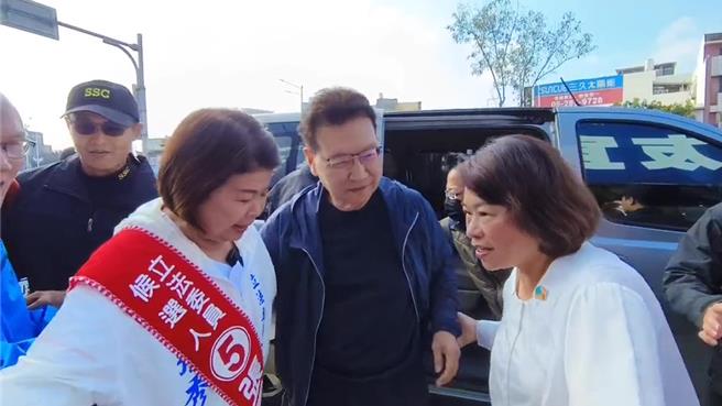 赵少康在嘉义市联合竞总受到嘉义市长黄敏惠、张秀华及群眾热情欢迎。（廖素慧摄）