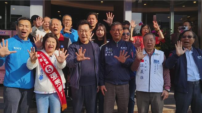 赵少康在嘉义市联合竞总与立委候选人张秀华同框，高呼「五告讚、冻蒜」。（廖素慧摄）