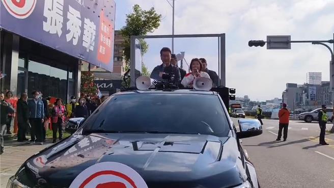 赵少康与立委候选人张秀华车扫，高呼集中选票投蓝。（廖素慧摄）