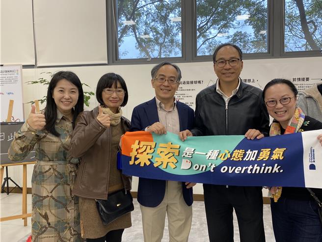 台大副校长丁诗同（右二）、教务长王泓仁（右三）感谢推动探索学习计画的师长。（台大提供）