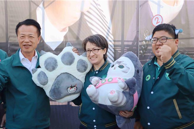 民進黨副總統候選人蕭美琴9日陪黨籍海區立委候選人蔡易餘車隊掃街，蔡易餘特別準備貓玩偶、貓爪布偶送「戰貓」蕭美琴。（呂妍庭攝）