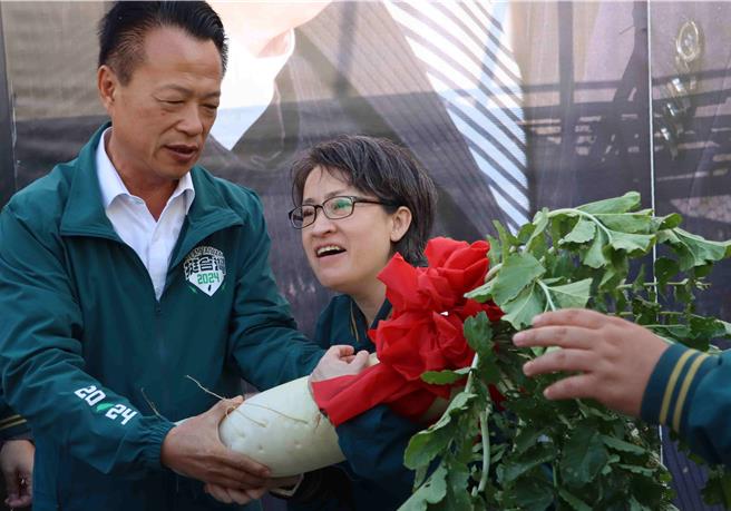 接過嘉義縣長翁章梁送的好采頭，蕭美琴驚呼比自己養的貓還重。（呂妍庭攝）