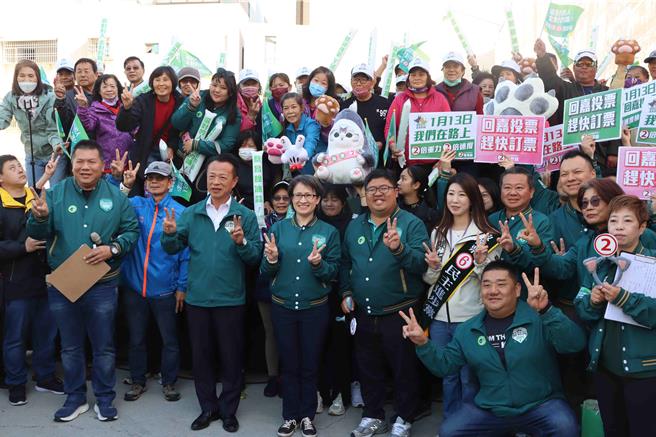 民進黨副總統候選人蕭美琴9日到嘉義縣，陪黨籍海區立委候選人蔡易餘車隊掃街，受到熱情鄉親歡迎。（呂妍庭攝）