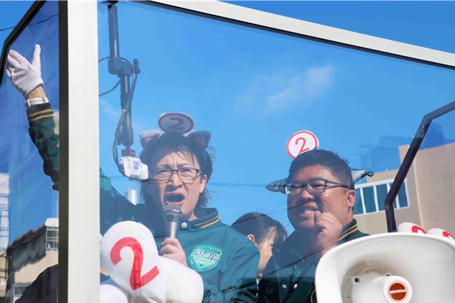 民進黨副總統候選人蕭美琴9日到嘉義縣，陪黨籍海區立委候選人蔡易餘車隊掃街，呼籲鄉親支持賴蕭配。（呂妍庭攝）