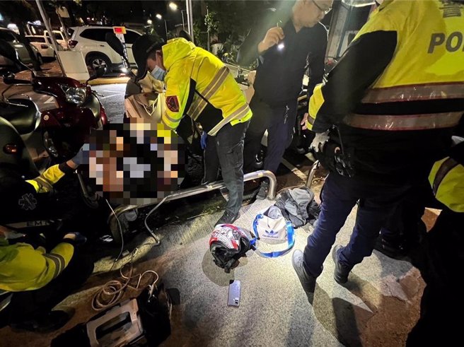 救护人员现场处理伤势，无需送医。（警方提供）