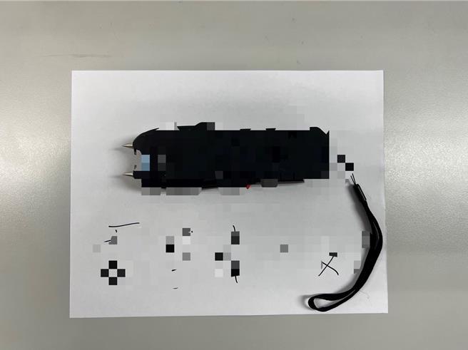 丁男持电击棒攻击苏男。（警方提供）