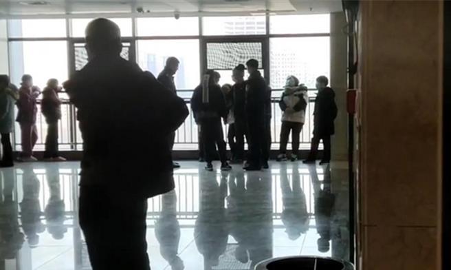 河南留守家庭祖孙三人遭灭门式攻击，一死两命危警方已锁定凶嫌。图为被害者家人守在医院。（极目新闻）