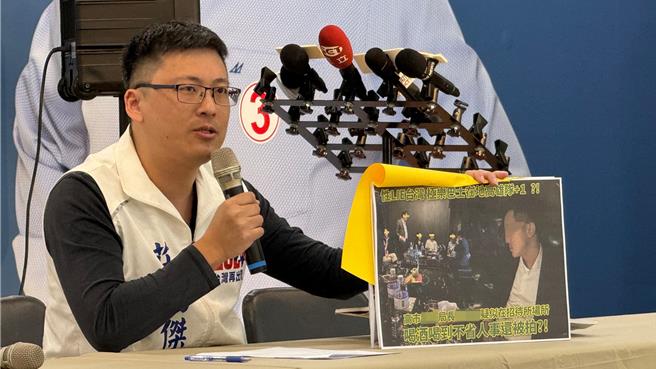 国民党高市党部发言人庄为杰今（10）日爆料，高市府某局处7年级首长出入有女陪侍的招待所，并出示该局长喝得酩酊大醉失态照。（柯宗纬摄）