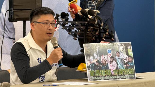 国民党高市党部发言人庄为杰痛批，陈其迈请假辅选，就连「高顏值局处首长」也加入辅选行列，让行政空转。（柯宗纬摄）