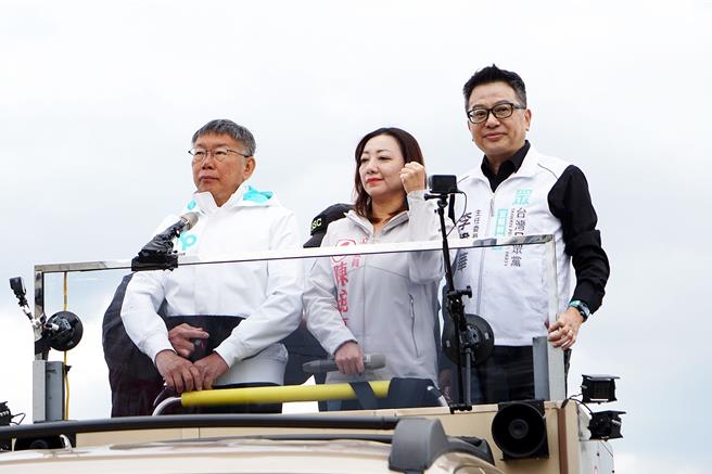 民眾党总统候选人柯文哲（左）今天与民眾党宜兰县党部主委李伟华（右）陪同宜兰县立委候选人陈琬惠（中）以车队扫街拜票。（李忠一摄）