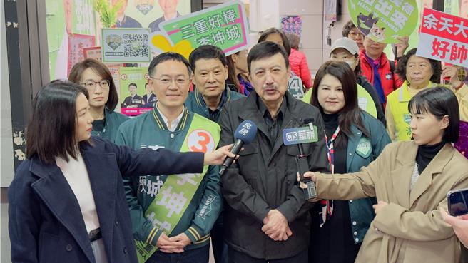 余天上午陪同李坤城扫街，向媒体坦言过去一段时间心里确实有点不舒服，但后来仍以大局为重。（吕健豪摄）