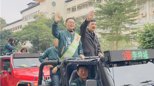 余天陪同李坤城扫街，表示这是他本届选战第一次陪候选人扫街，因为三重是他的本命区。（吕健豪摄）