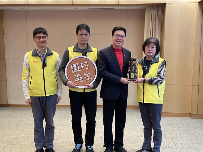 新北市农业局以「忠寮社区鱼菜共生景观工程」获得建筑园冶奖肯定，今（10）日于市政会议献奖。（陈慰慈摄）
