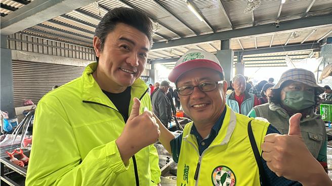 民進黨台東區域立委候選人賴坤成（右）今天力邀演員李㼈（左）到台東助選。（蔡旻妤攝）