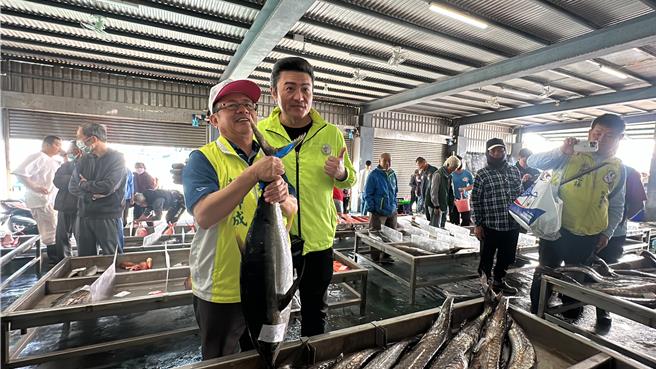 民進黨台東區域立委候選人賴坤成（左）今天力邀演員李㼈（右）到台東富岡漁港。（蔡旻妤攝）