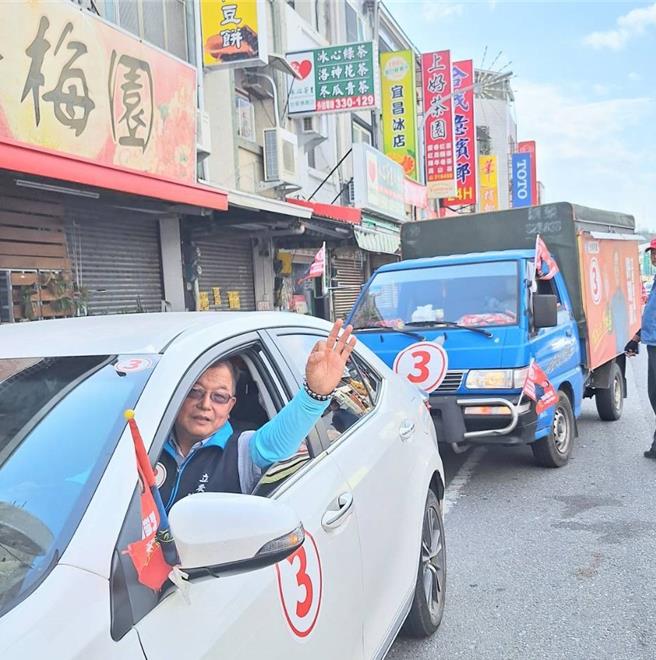 無黨籍台東區域立委候選人許瑞貴今天搭上宣傳車市區掃街，沿途受到許多鄉親的熱烈歡迎。（許瑞貴提供／蔡旻妤台東傳真）