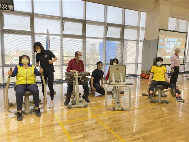 鼓励银髮族规律运动，桃园市政府推出敬老卡进入运动中心免费运动12次送百元折价券。（体育局提供／蔡依珍桃园传真）