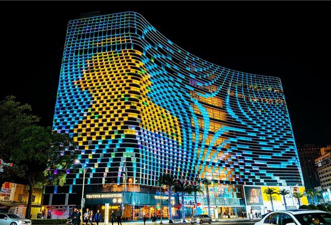 大立百货外墙小鸭造型灯光。（高市观光局提供）