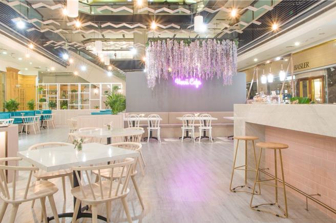 高雄福华大饭店指定条件消费送黄色马卡龙。（高市观光局提供）