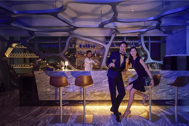 晶英国际行馆推出高楼酒吧限定饮品。（高市观光局提供）