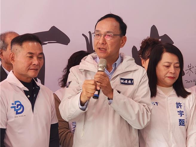 國民黨主席朱立倫（中）10日表示，民進黨故意把衛星說成是missle（飛彈），不是英文不好，是選情不好。（周麗蘭攝）