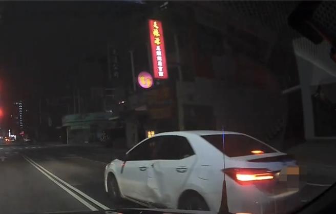 黄男驾驶的白车，在路上蛇行，车身都撞凹了，遭警方拦查，果真查获毒品。（读者提供／曹婷婷台南传真）