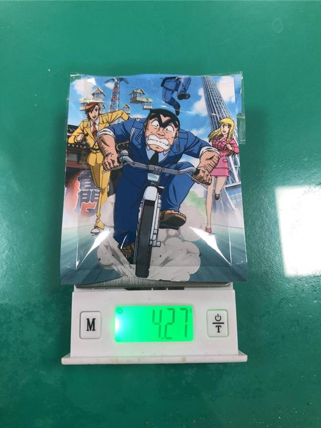 警方在车上起获毒咖啡包，黄男自豪说「买毒品送的喔！」（读者提供／曹婷婷台南传真）